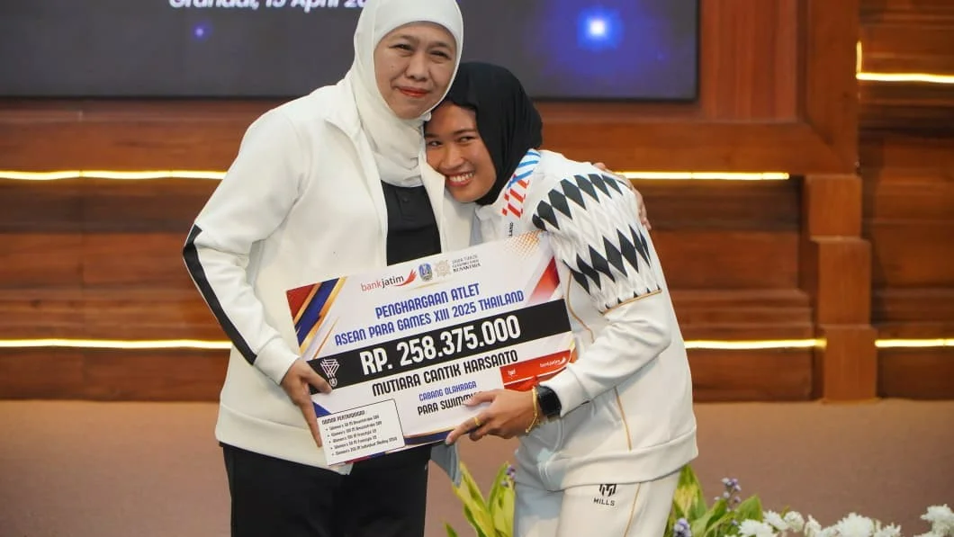 Gubernur Khofifah Serahkan Penghargaan bagi Atlet dan Pelatih ASEAN Para Games XIII/2025 Thailand